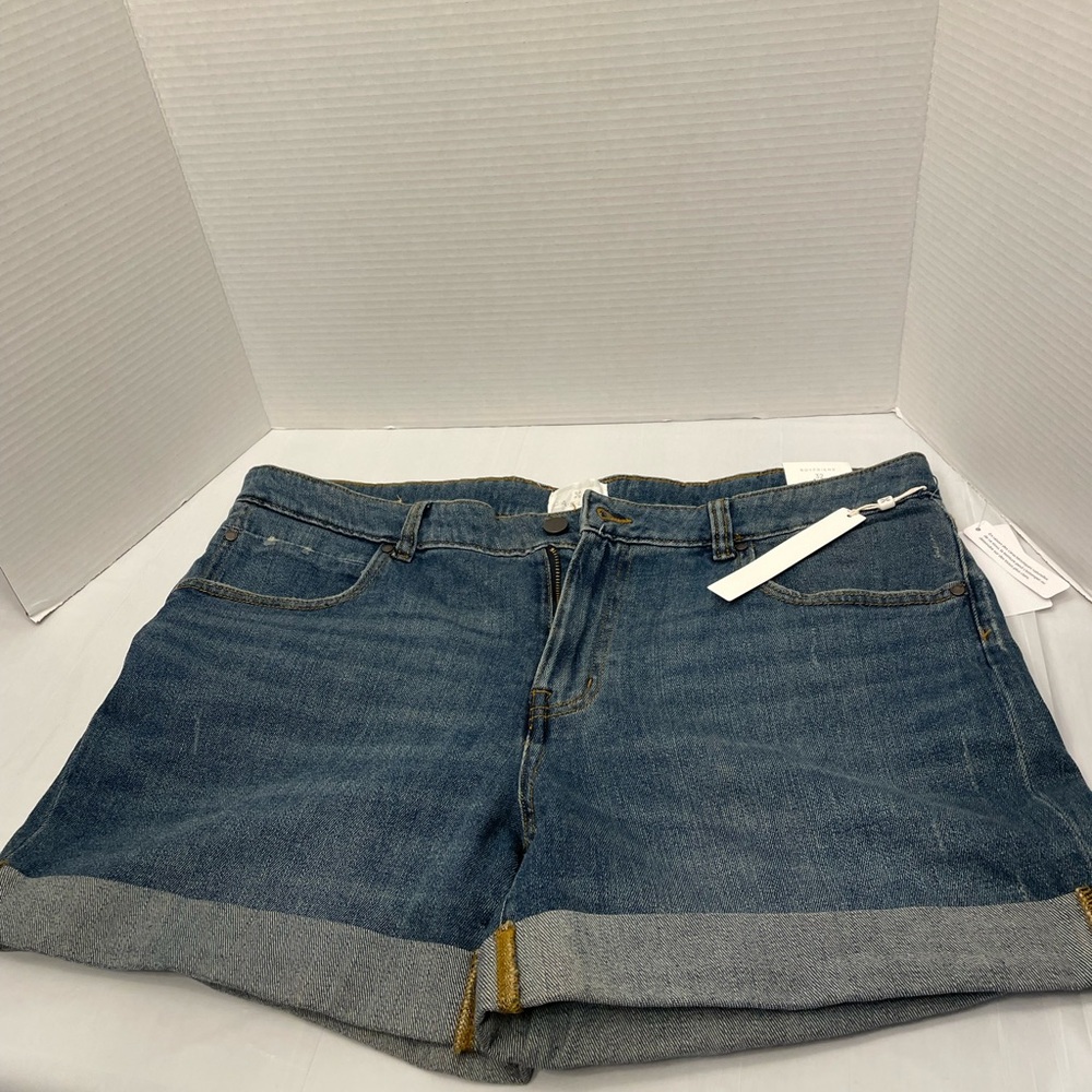 NWT Caslon Boyfriend Jean Short 4” inseam size 32